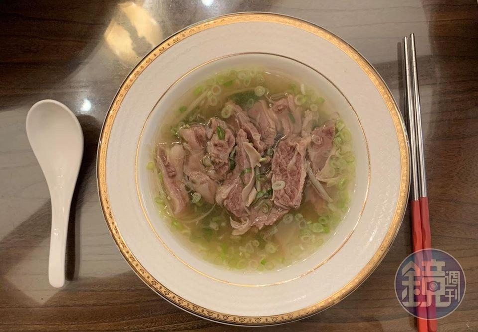 明福版「清燉牛腩湯」,肉軟嫩,令人一吃難忘。