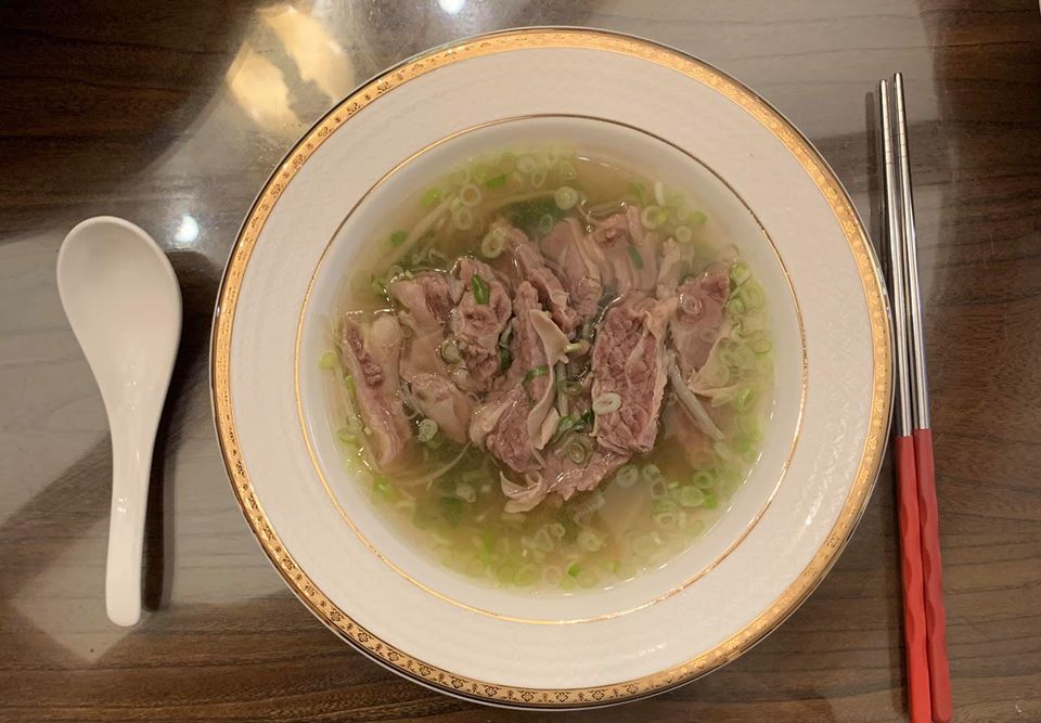 明福版「清燉牛腩湯」，肉軟嫩，令人一吃難忘。