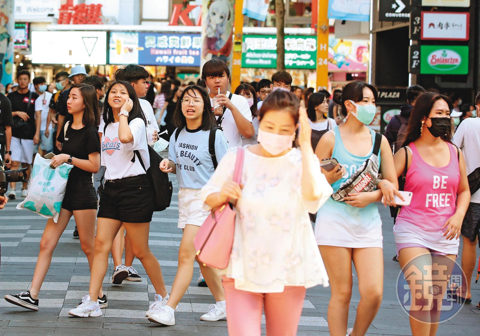 台灣雖月餘無本土案例,但端午連假各地景點恐再現人潮,須慎防疫情回馬槍。圖為人來人往的台北西門町,已有不少民眾摘下口罩。