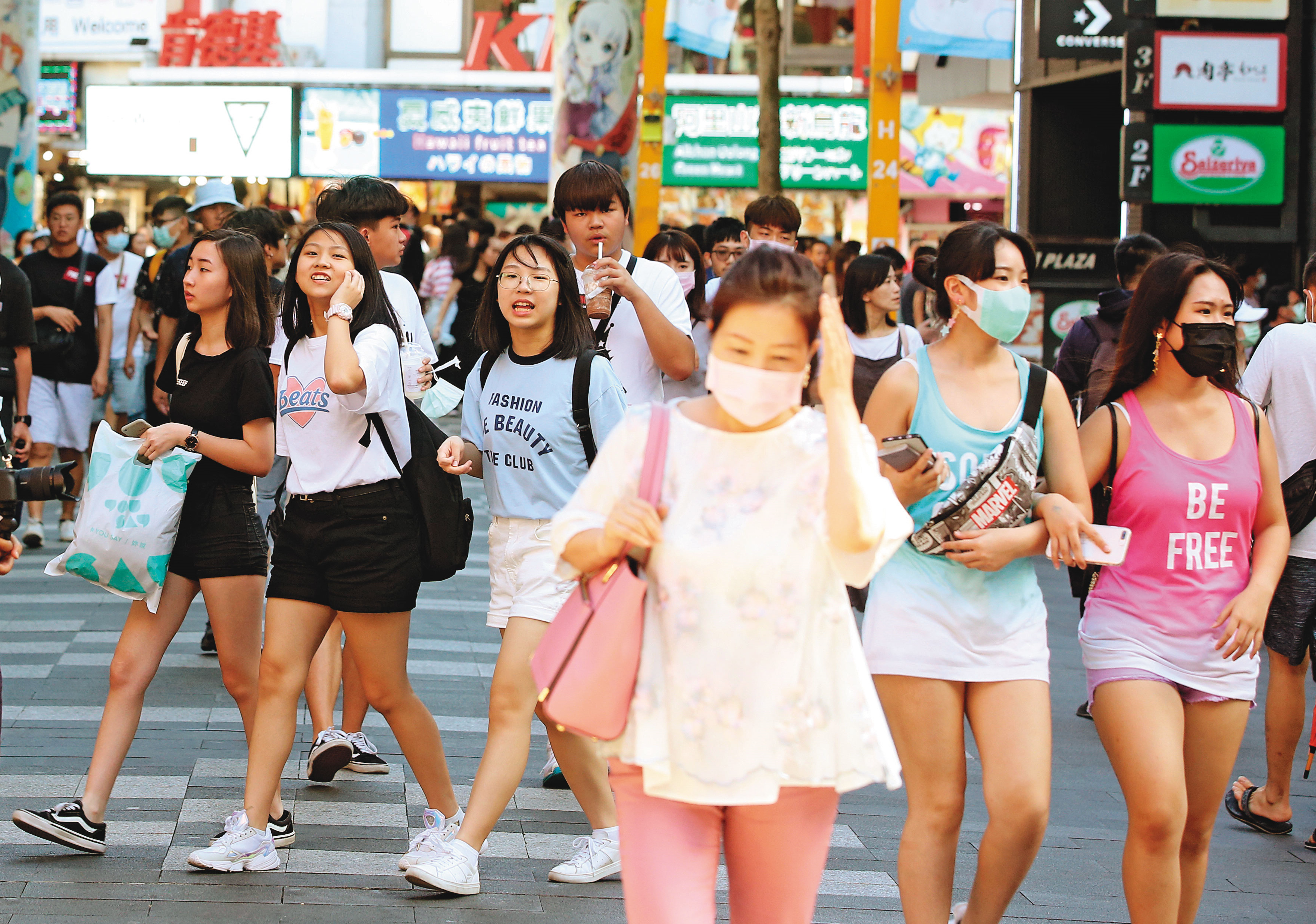 台灣雖月餘無本土案例，但端午連假各地景點恐再現人潮，須慎防疫情回馬槍。圖為人來人往的台北西門町，已有不少民眾摘下口罩。