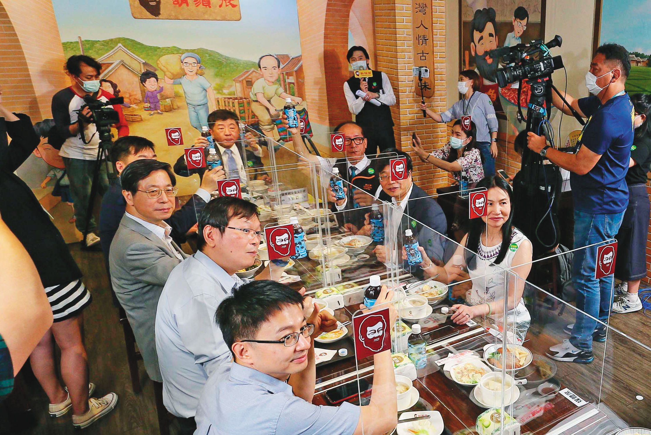 陳時中率隊到滷肉飯店家親自示範,若室內無法維持社交距離,可採透明隔板防疫。(衛福部提供)