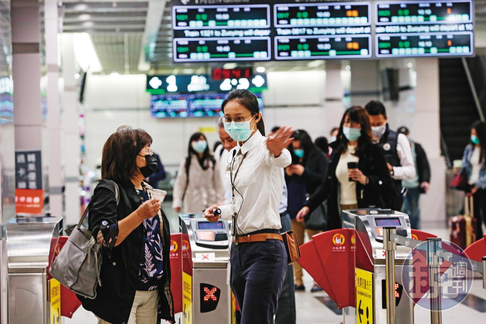6月底登場的端午連假，交通部已定調，高鐵等大眾運輸的口罩限制僅有條件開放飲食、吃藥，其餘時間仍需全程戴口罩防疫。