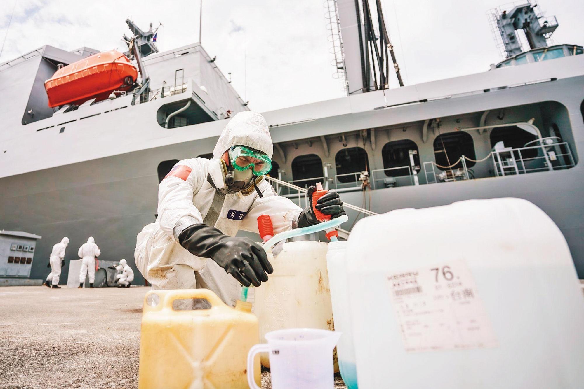 磐石艦染疫事件被批評返港檢疫標準太鬆，政府現已全面升級遠洋漁船的返港檢疫規定。（翻攝中華民國海軍臉書）