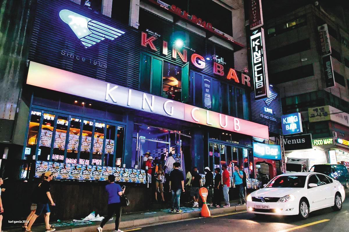 韓國疫情原已趨緩,欲解除社交禁令,未料首爾夜店林立的梨泰院卻爆發上百人群聚感染。(翻攝Korea – Pinoy Artists & Performers官網)