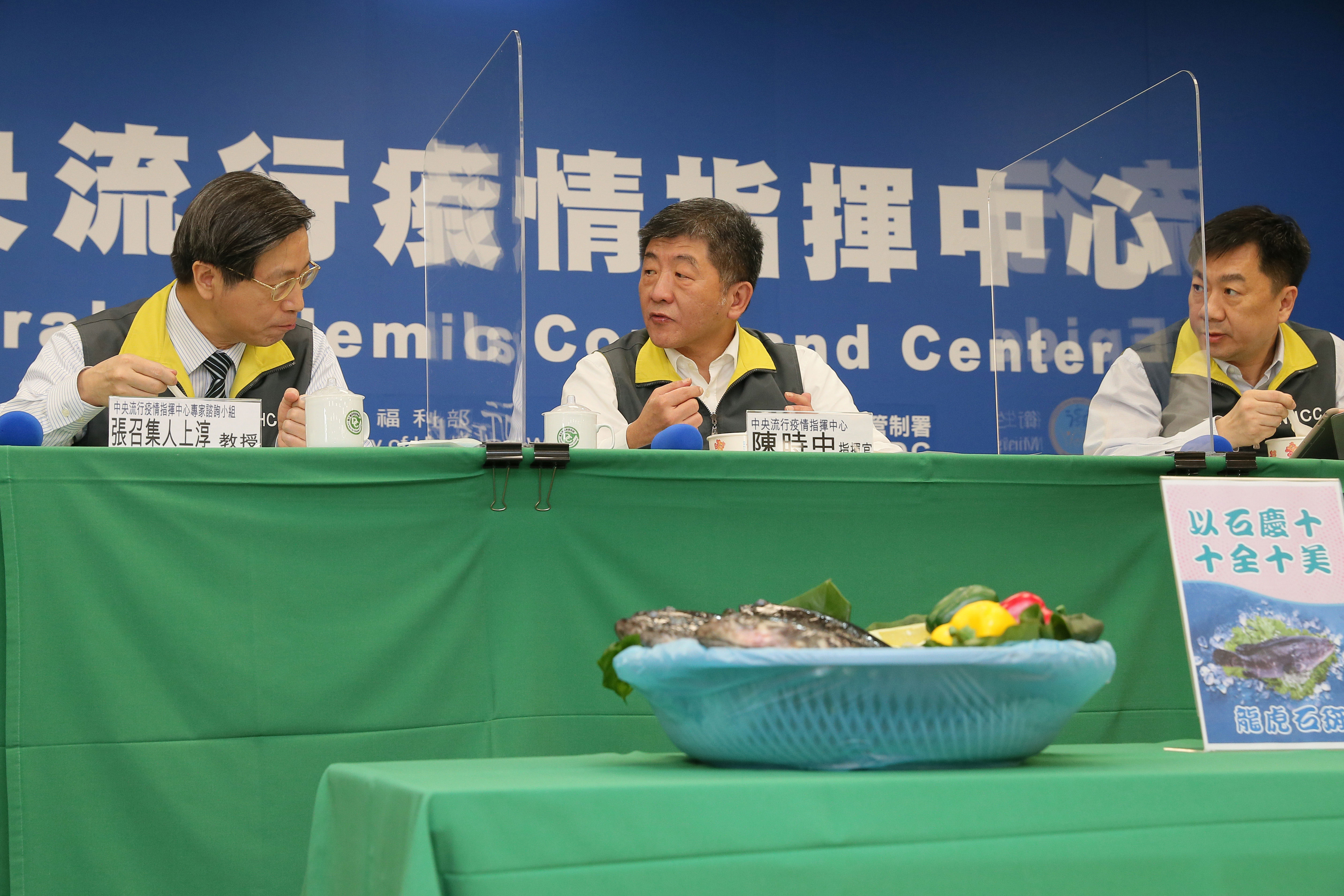 避免疫情回馬槍，陳時中（中）提醒民眾落實「防疫新生活運動」，若無法保持社交距離，可用隔板阻擋飛沫，達到防疫效果。（衛福部提供）