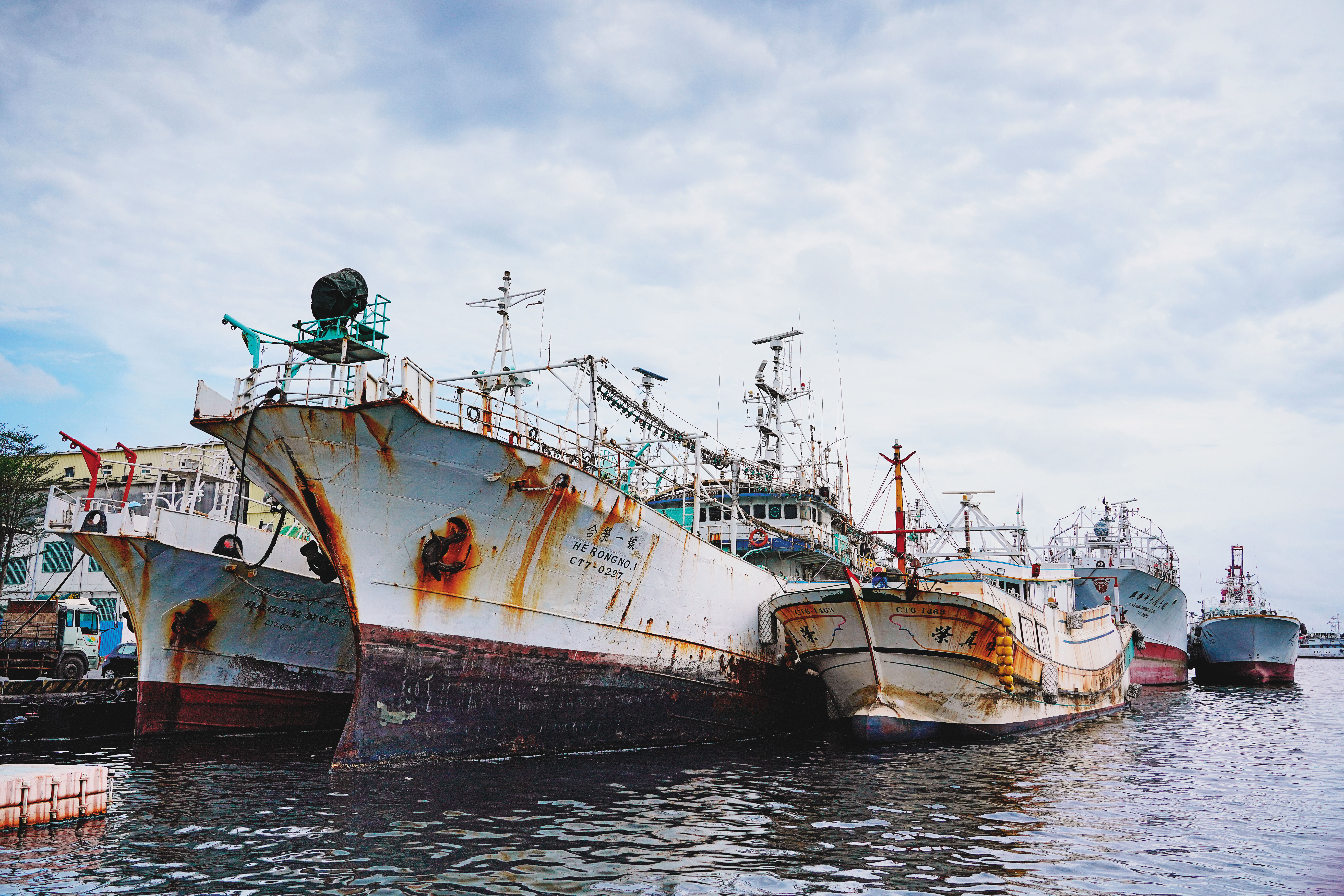 超過70艘遠洋漁船自月底將陸續返台，漁業署定調，船隻有海上接觸史或船員有症狀，就須1人1室檢疫14天。