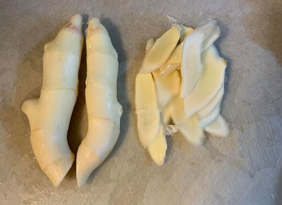 嫩薑3支,去皮備用。
