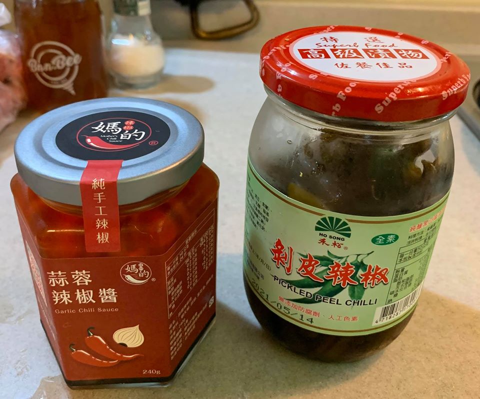 辣味的來源。辣椒醬(左)極辣,用一湯匙即達效果。