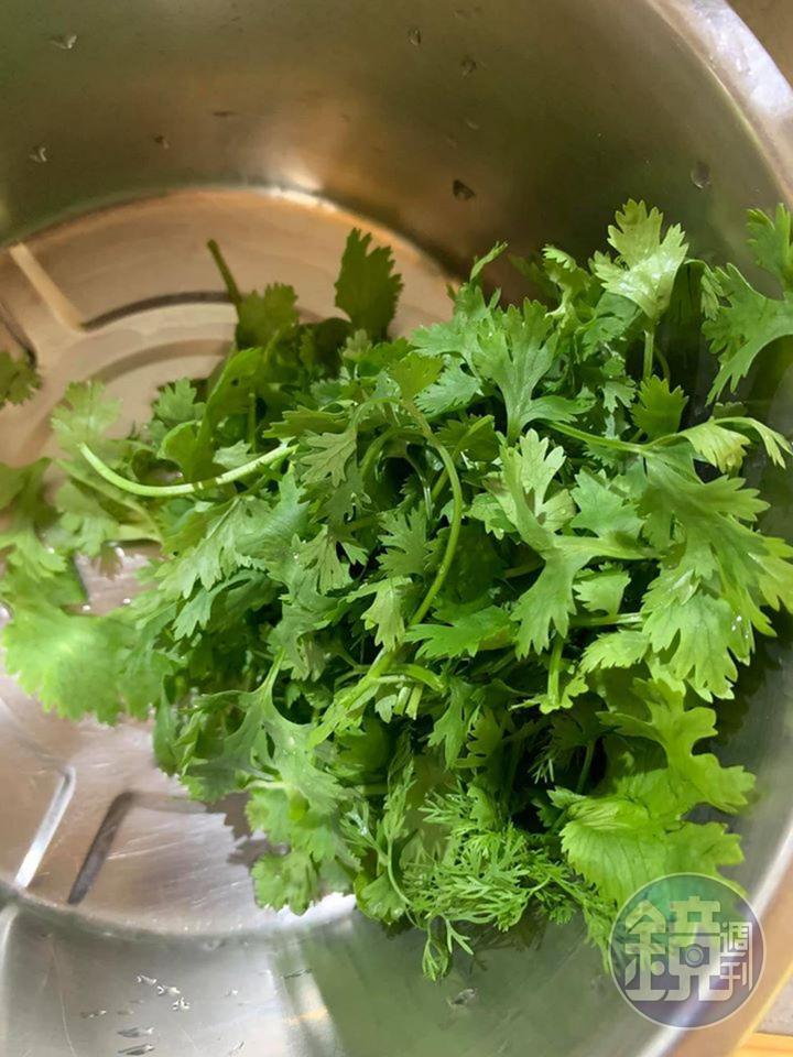將香菜準備好。
