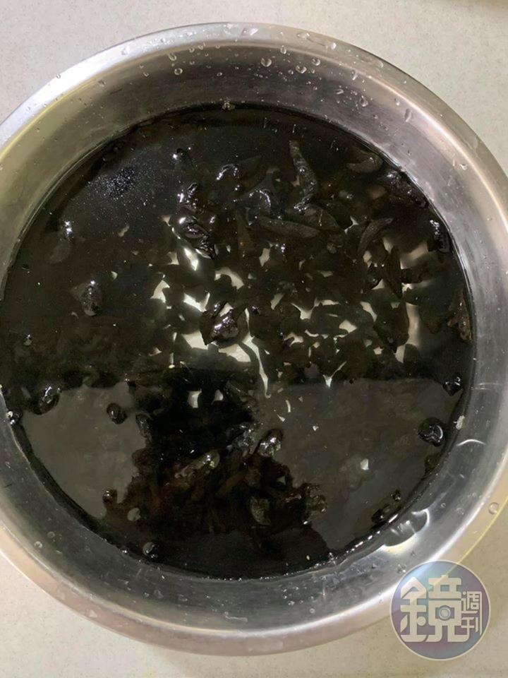 雲耳泡水，後來發成一大鍋，只用了三分之一。