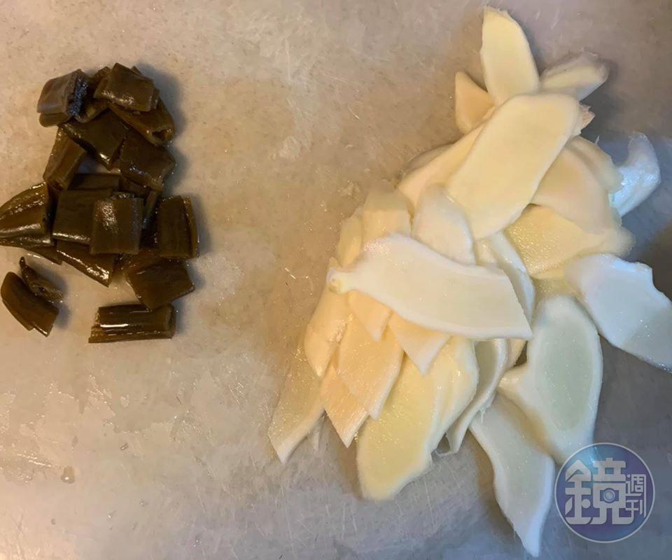 嫩薑切片，剝皮辣椒切成小段。