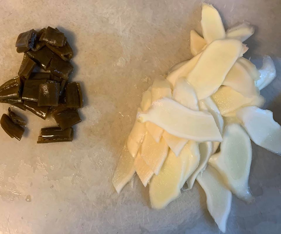 嫩薑切片,剝皮辣椒切成小段。