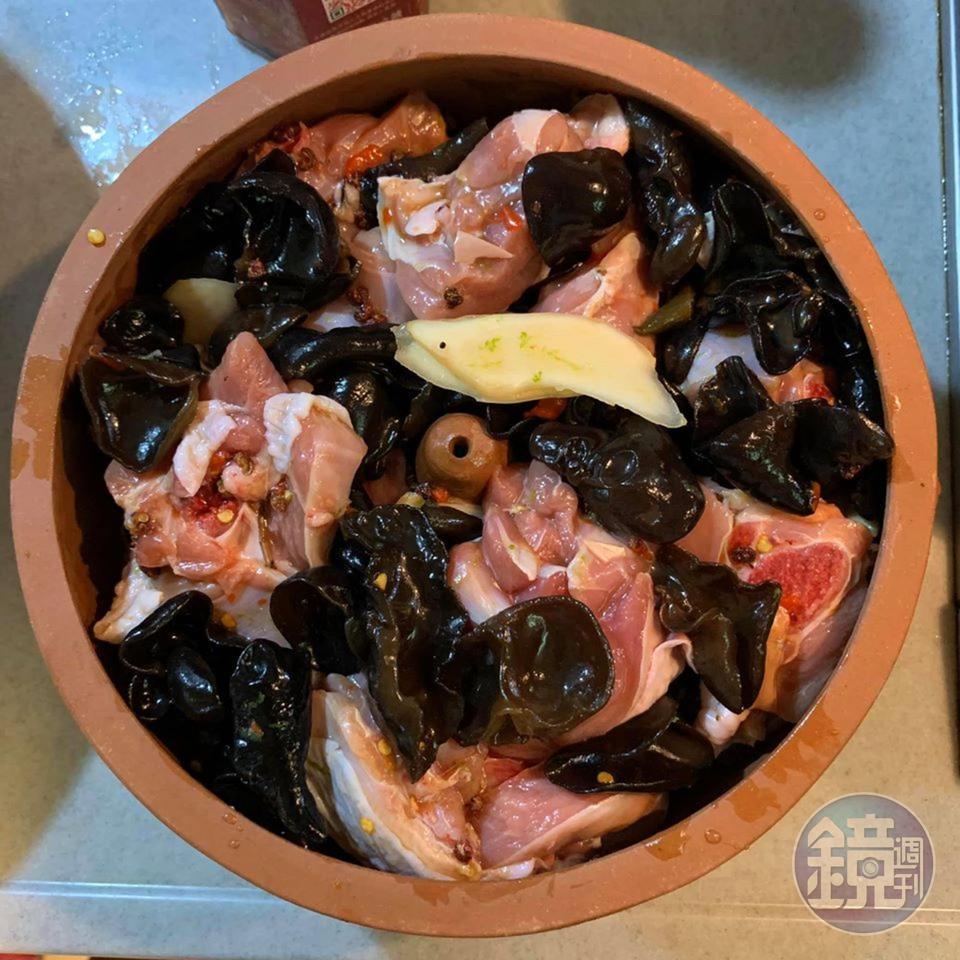 把食材全部填入汽鍋內，但注意不要遮住氣孔。
