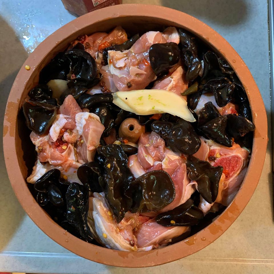 把食材全部填入汽鍋內,但注意不要遮住氣孔。