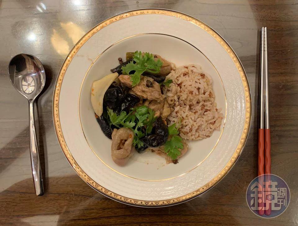 「雲耳酸辣汽鍋雞」和米飯是絕配。