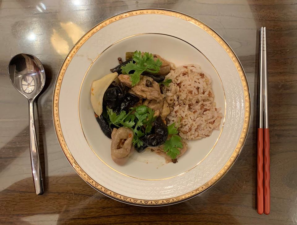 「雲耳酸辣汽鍋雞」和米飯是絕配。