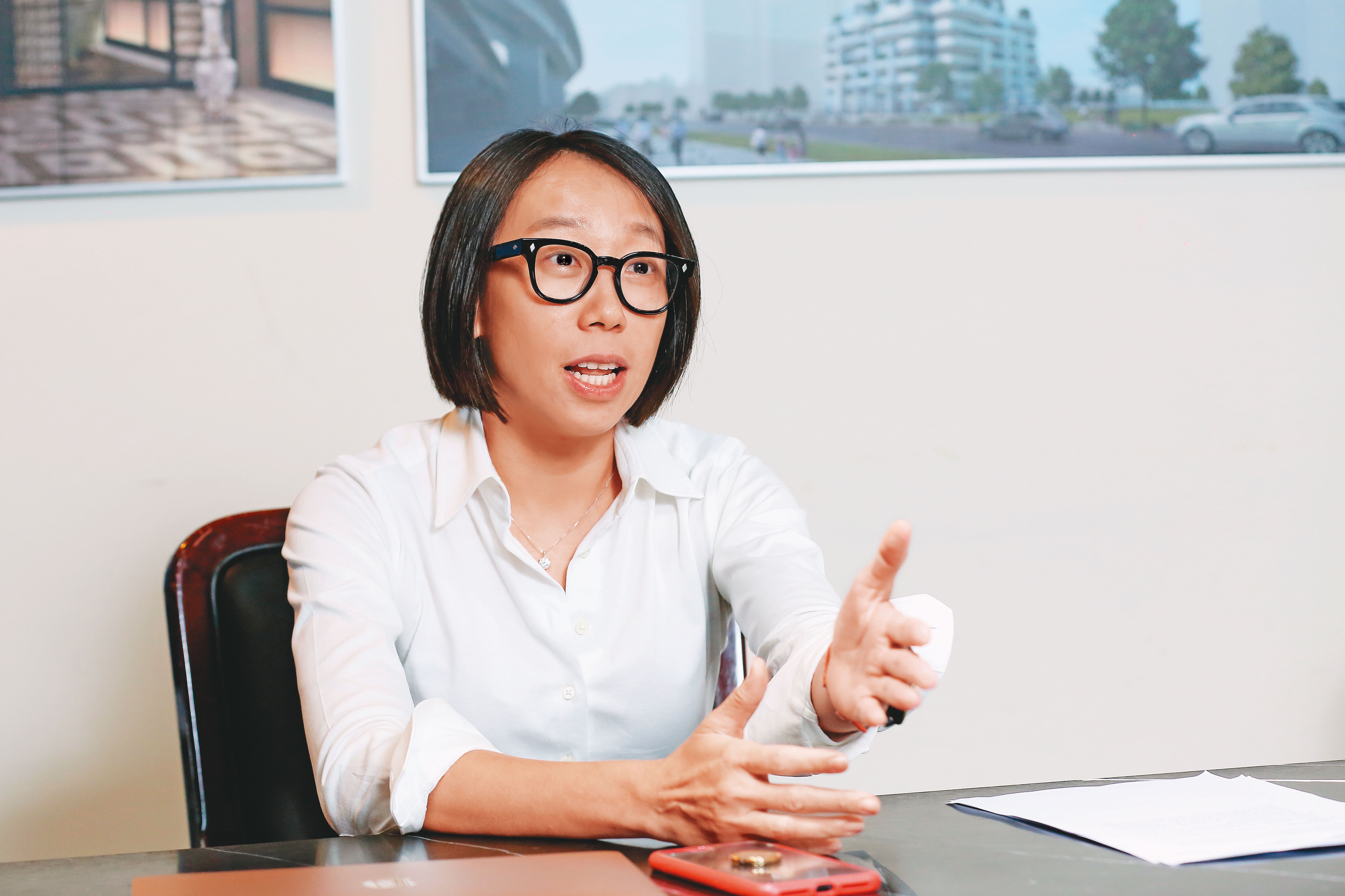 面對三圓青島小股東透過媒體放話，王雅萱以董事長身分出面為父喊冤。