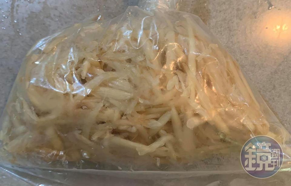 先備好墊底的薑絲。