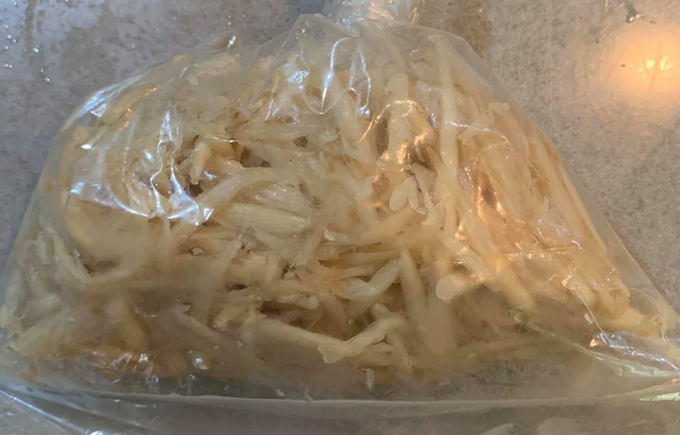 先備好墊底的薑絲。