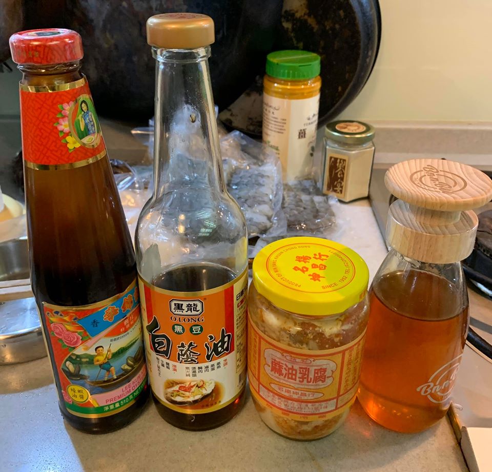 這道菜的醃料，特別推薦麻油腐乳，用它的汁，來添加香辣味。