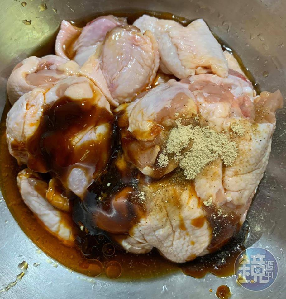 雞翼加入所有醃料，拌勻醃漬入味。