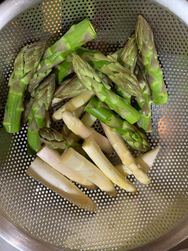 蘆筍只用頭尖這段。