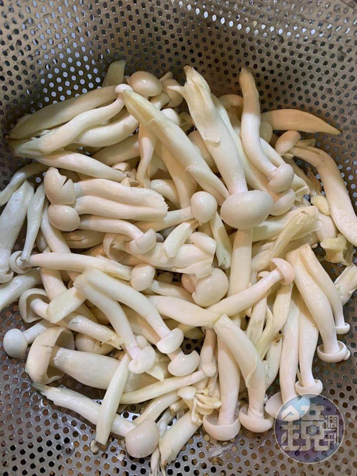雪白菇拆成一根一根。