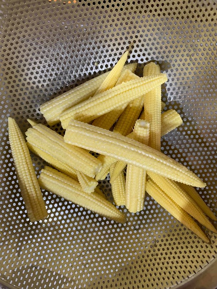 玉米筍洗淨備用。