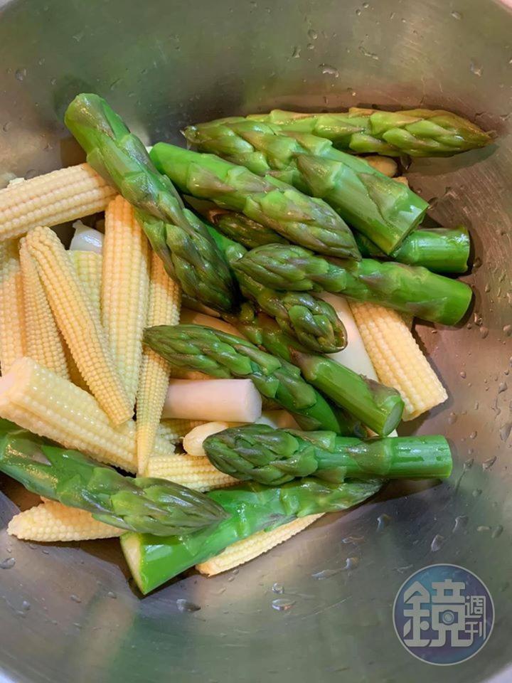 材料燙過或清洗備用。