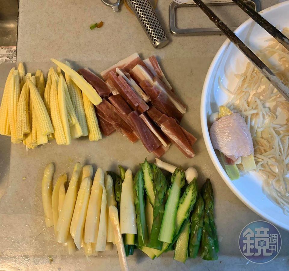 準備好填充雞翼的材料。右有一示範品，我塞的，之後都是兒子們的作品。