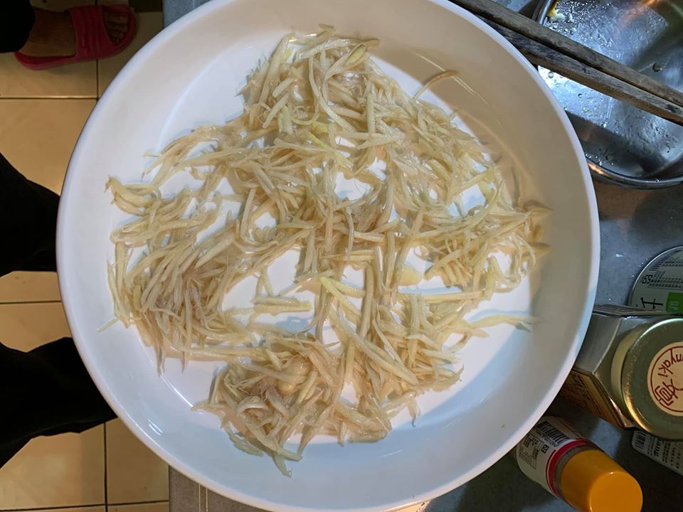 在大盤底部鋪上薑絲。