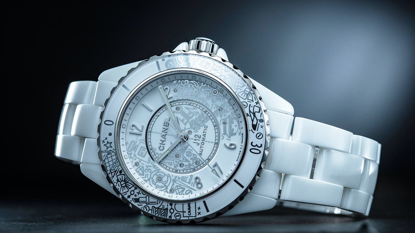 J12∙20腕錶 | 錶徑38mm、白色陶瓷材質、時間指示、12.1自動上鏈機芯、C.O.S.C.瑞士官方天文台認證、面盤鑲鑽12顆（約0.03克拉）、防水200米、限量2020只、建議售價NT$ 250,000 （攝影：游銘元）