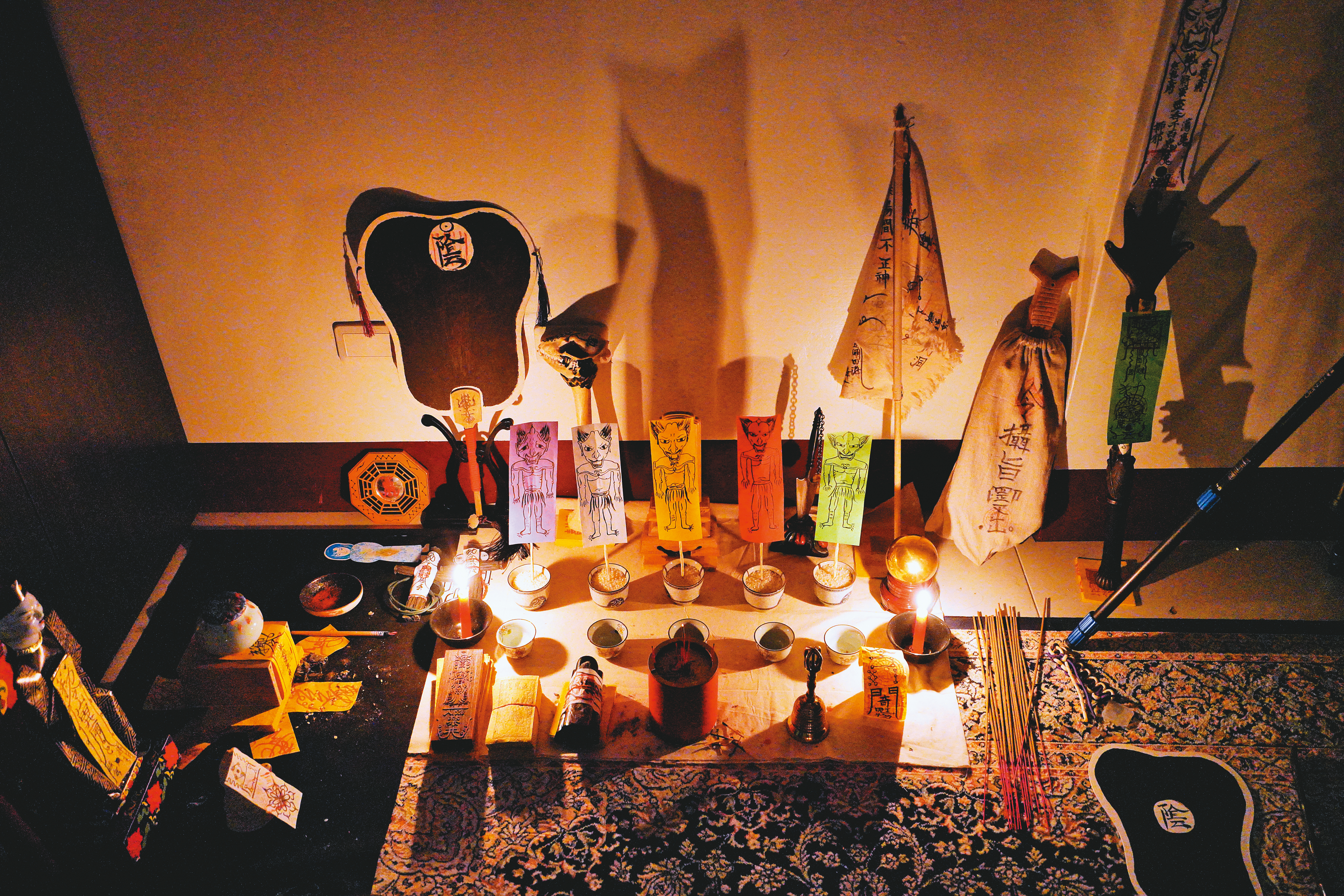 鬼Man的工作室擺放五鬼人形紙牌等各種法器，看起來十分神祕。