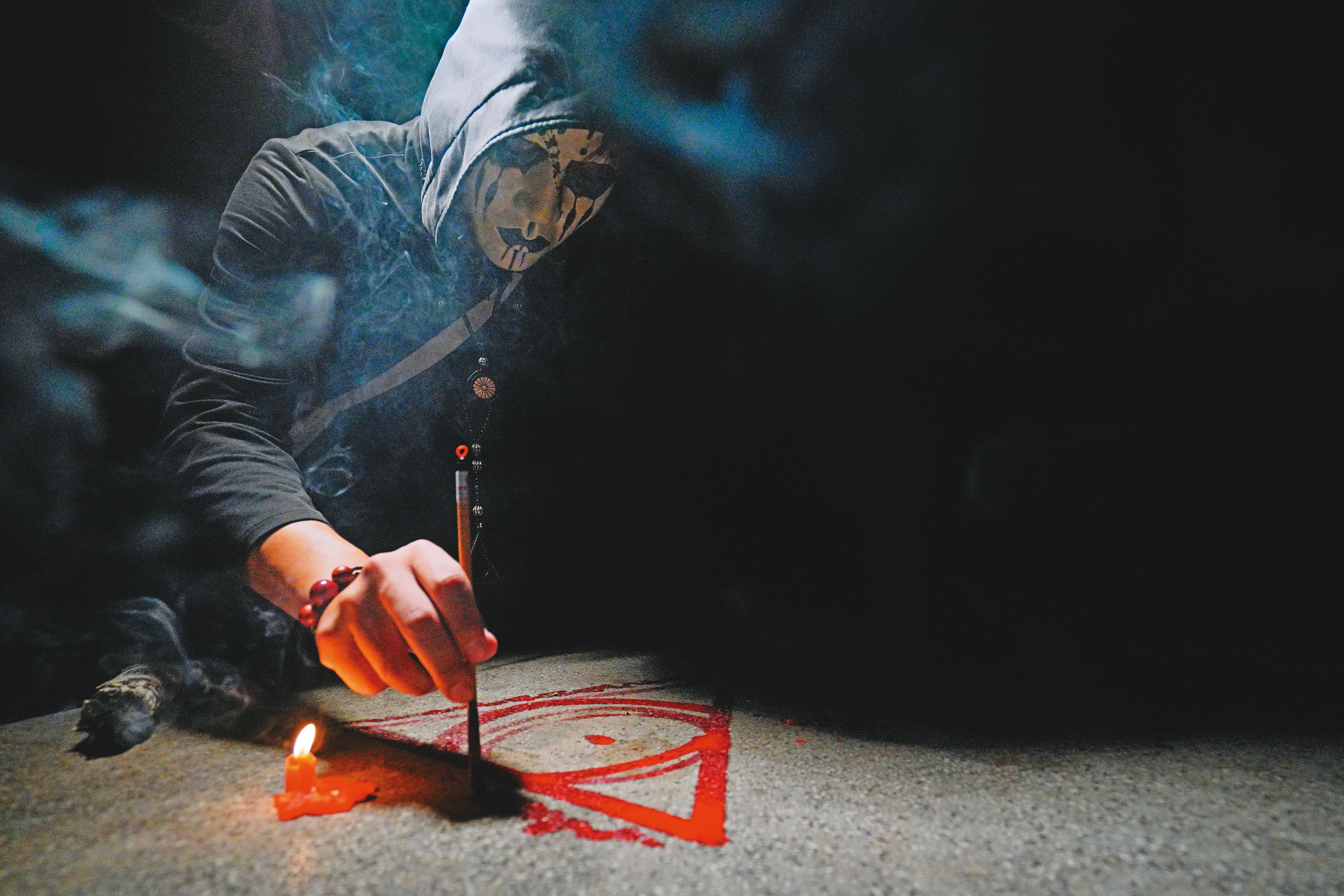 巫師鬼Man用鮮血混著紅色顏料畫起魔法陣、召喚靈體。