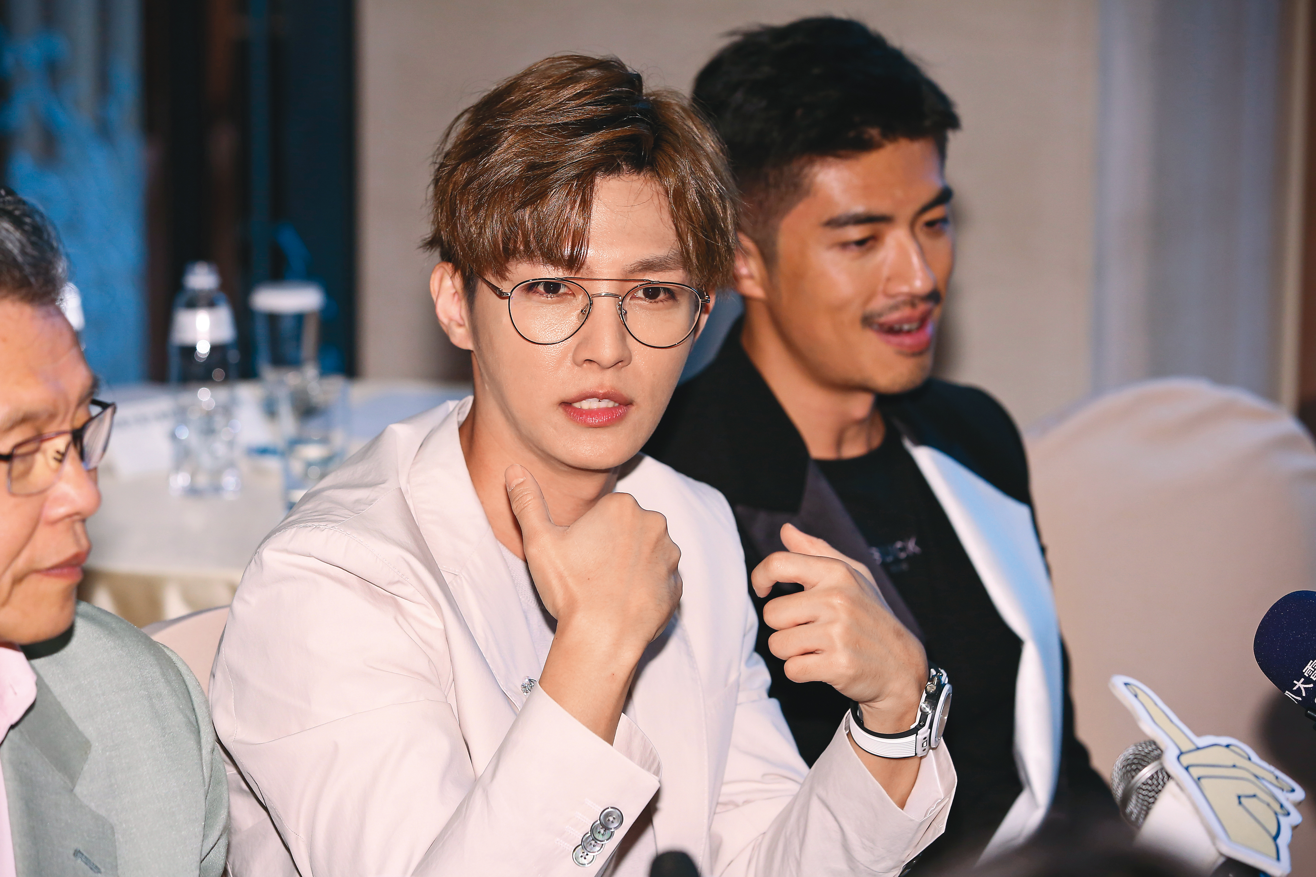 炎亞綸（左）雖跟汪東城一夥人私下不是朋友，但外型走的路線卻意外相似。右為梁正群。