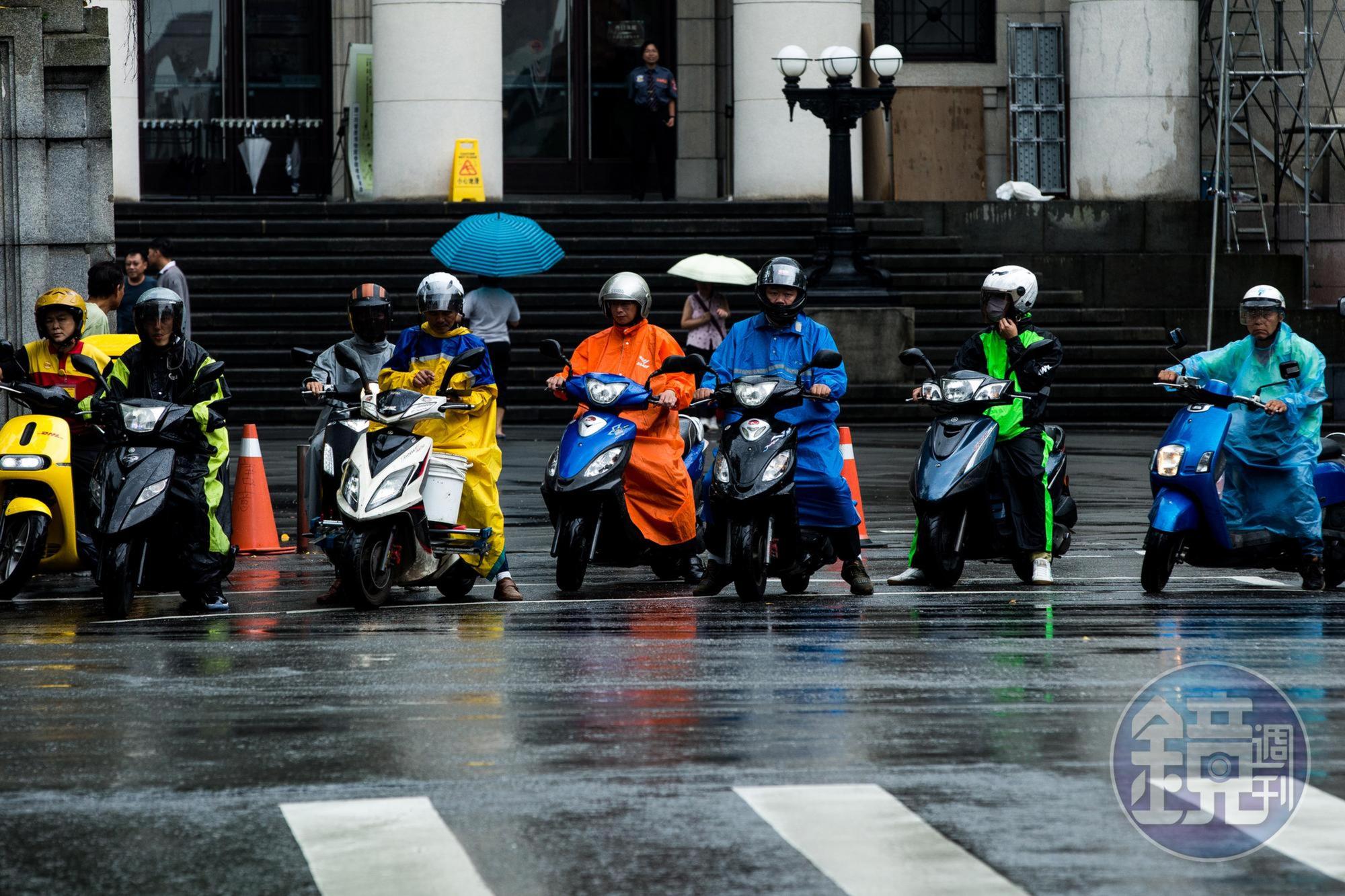 梅雨鋒面正式抵達！台南以北、宜蘭及澎湖地區有局部大雨發生機率，雲林縣有局部大雨或豪雨。（本刊資料照）