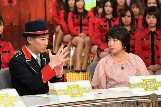 堀智榮美(右)去年上中居正廣(左)主持的《中居大師說》節目受訪,術後竟收到中居正廣的禮物。(翻攝自TBS官網)