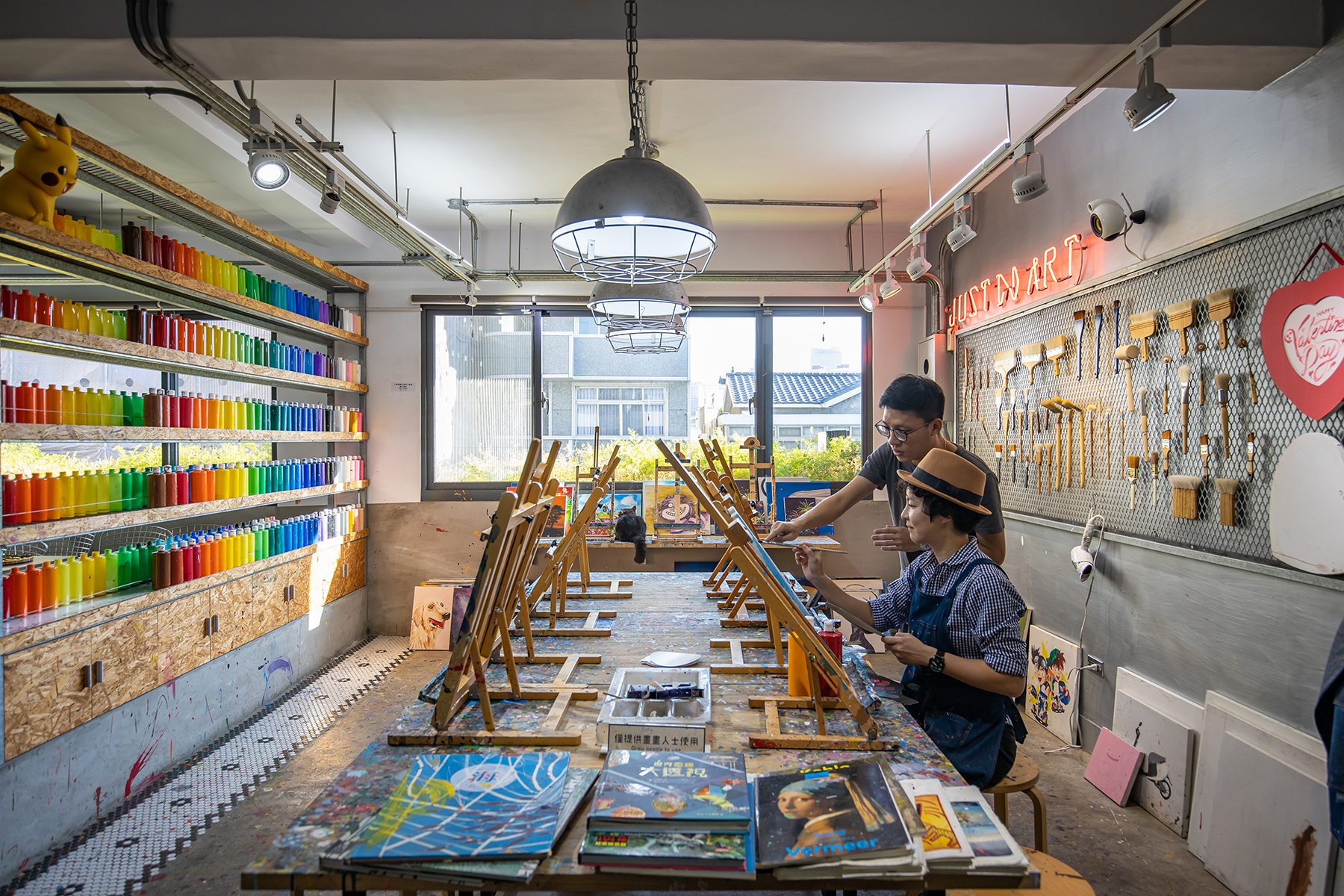 畫室主人劉韋廷希望透過「CMYK」，把藝術融入生活，生活融入藝術。