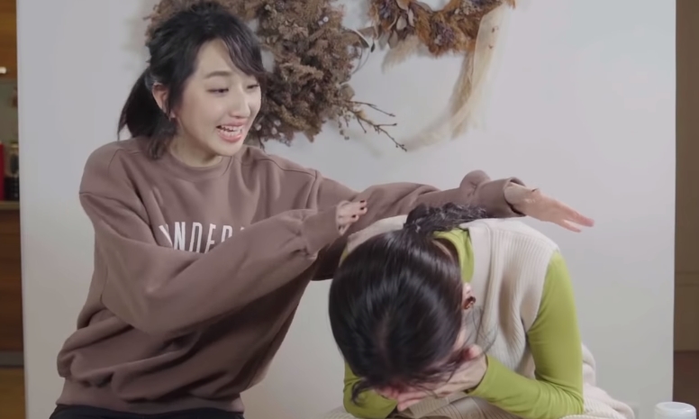 曾之喬瞬間眼淚潰堤,嚇到一旁的柯佳嬿。(翻攝自YouTube)