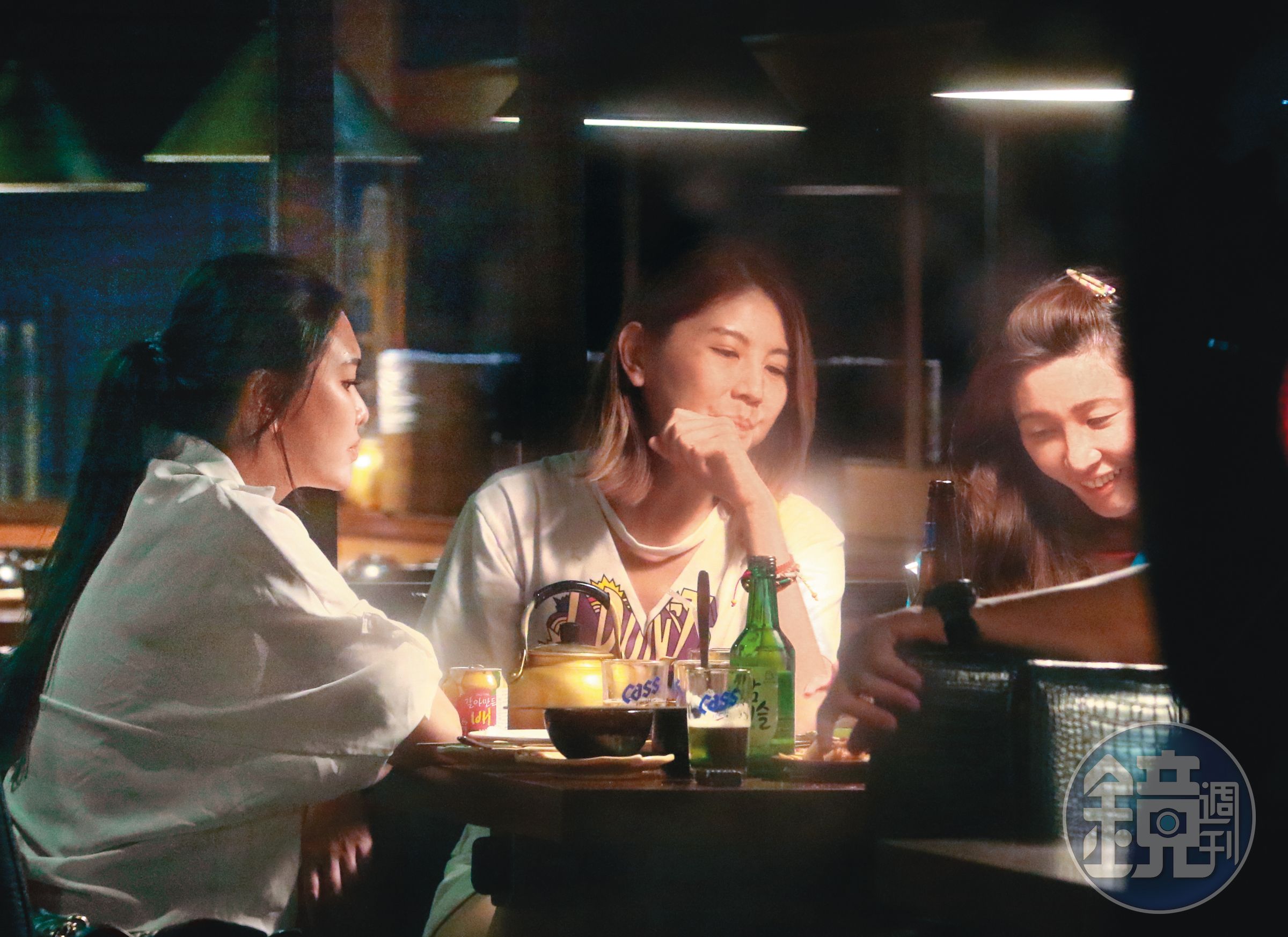 5/10 00：02 與陳鏞基、增菘瑋同餐的3名女子各有姿色，看來是場愉快的聚會。