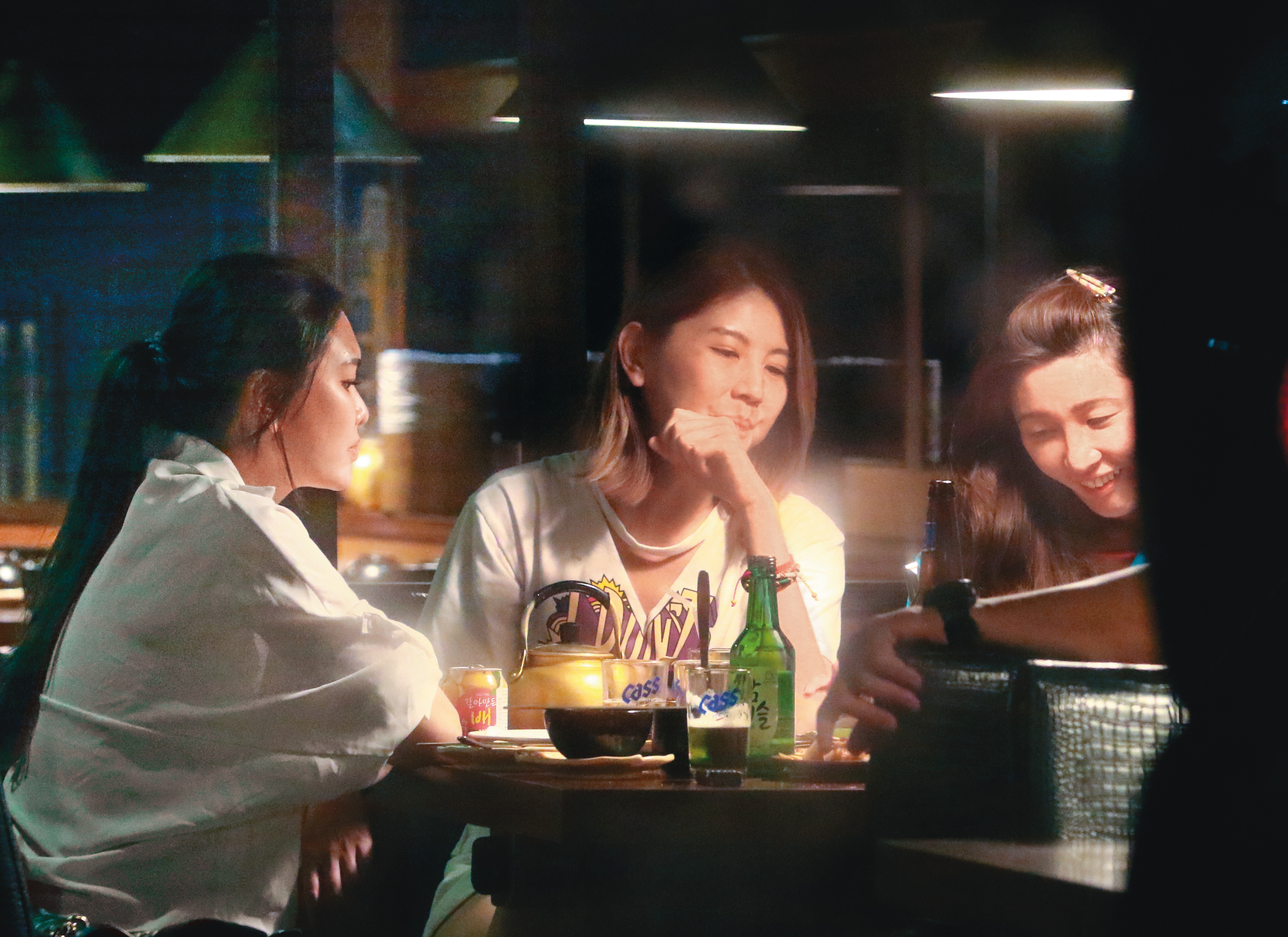 5/10 00：02 與陳鏞基、增菘瑋同餐的3名女子各有姿色，看來是場愉快的聚會。