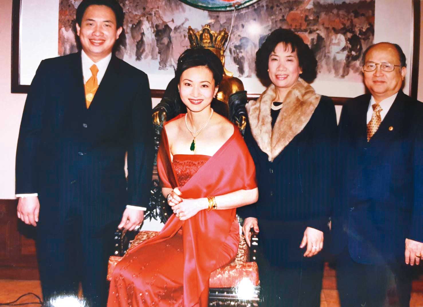 王宇芬與陳冠如因為共同友人相識，2人現在有3個小孩。（王宇芬提供）