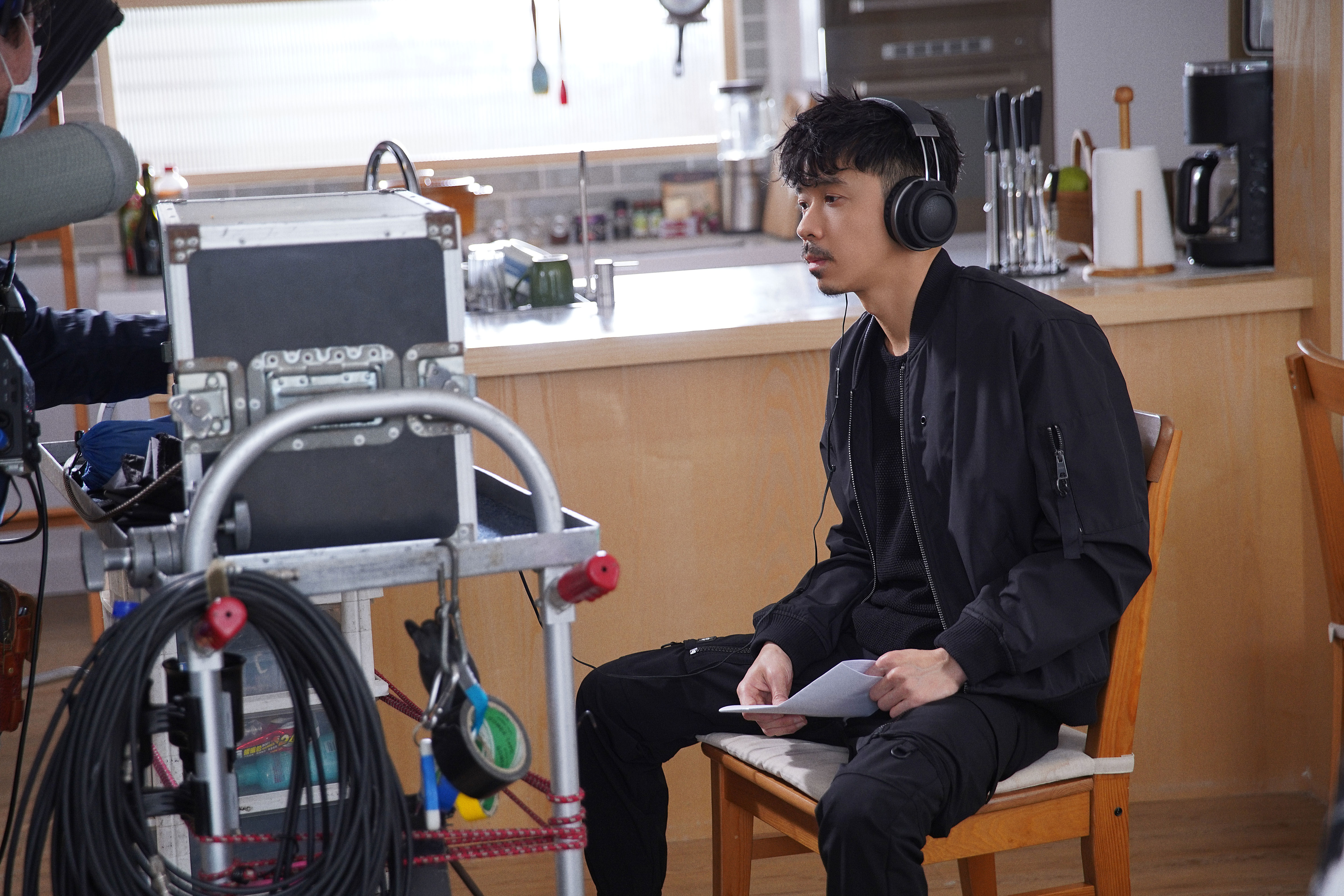 光良為了拍MV長鬍子，跟過往的斯文形象有反差。（星娛音樂提供）