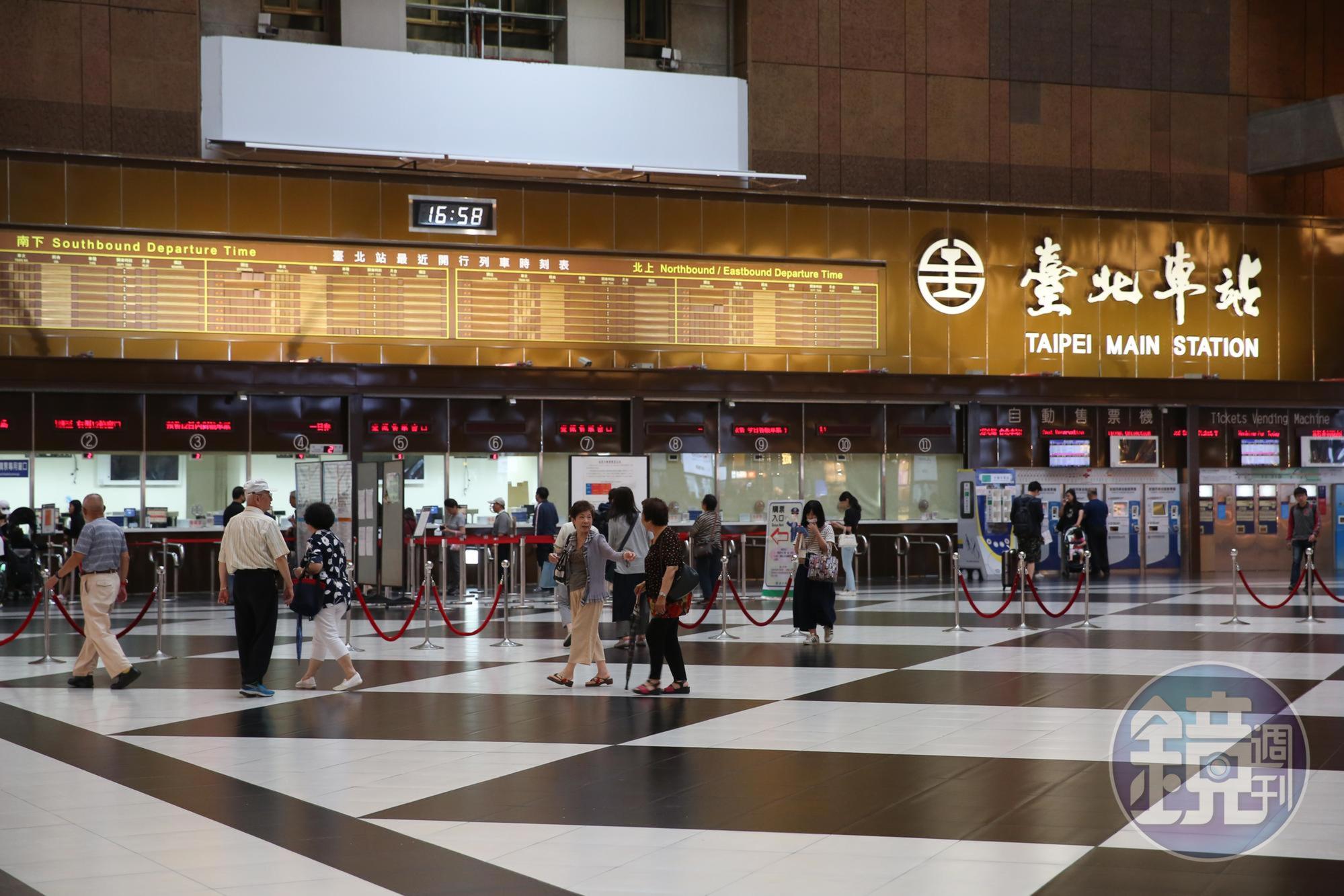 台鐵台北車站自2月29日起宣布禁止民眾坐在車站大廳,傳出將永久禁止民眾隨地坐臥。