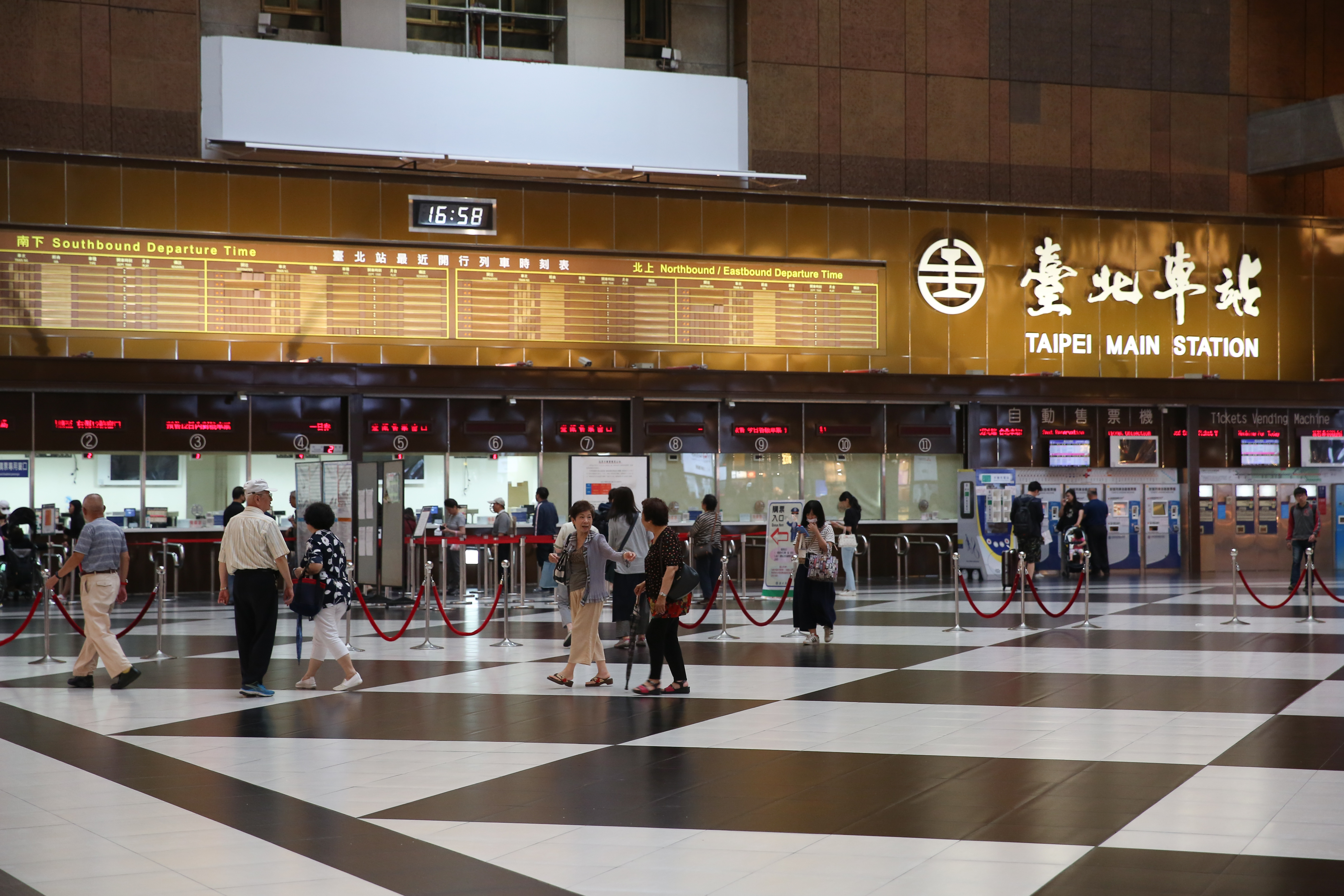 黃暐瀚在林佳龍臉書留言，表態支持北車給坐，再度引發網友論戰。圖為台北車站大廳。