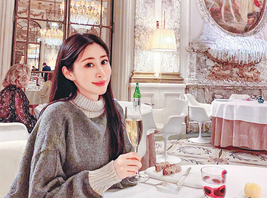 爆料者指稱，今年1月初王敏錡曾和Molly同赴巴黎，替1月生日的Molly慶生，從2人的臉書、IG中比對可發現，他們的確同在巴黎米其林三星餐廳用餐。（翻攝自Molly IG）