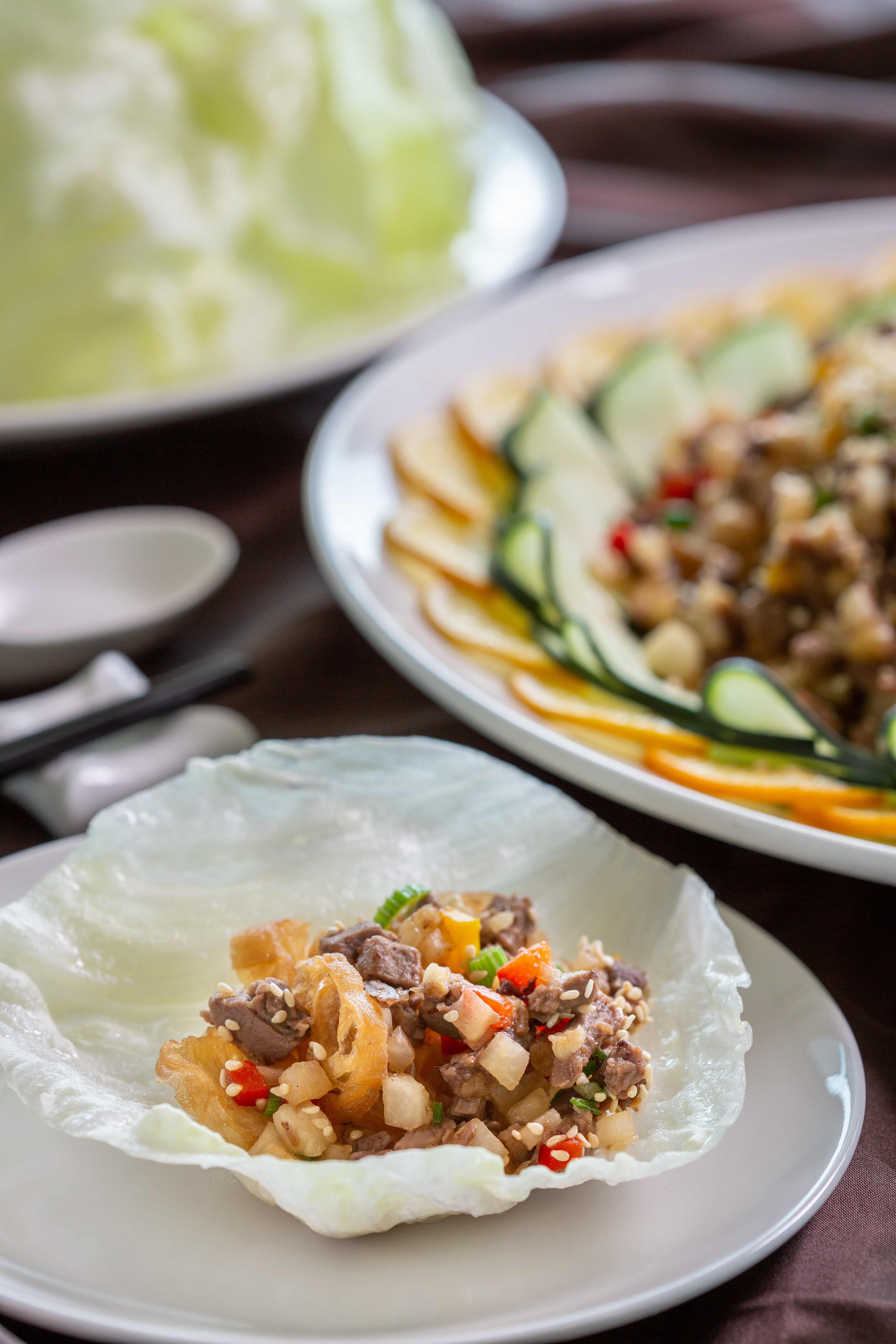 鴨肉拆下來可做成「生菜盞水果鴨鬆」，緩解初夏不振的食欲。（櫻桃片皮鴨三吃菜色）