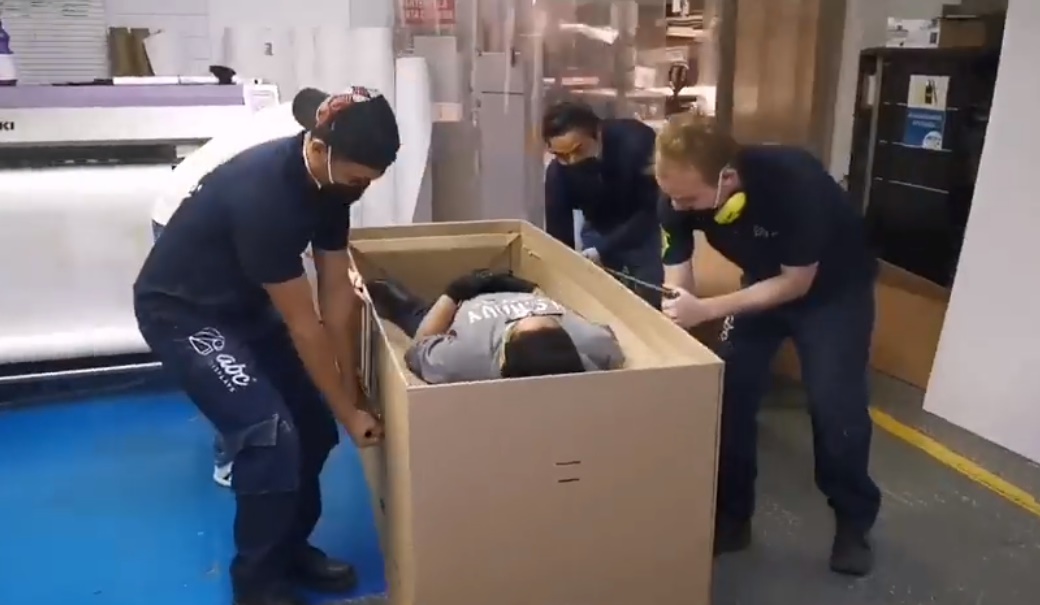 哥倫比亞廣告商發明病床、棺材二合一厚紙箱。（翻攝自ABC Displays粉絲專頁）