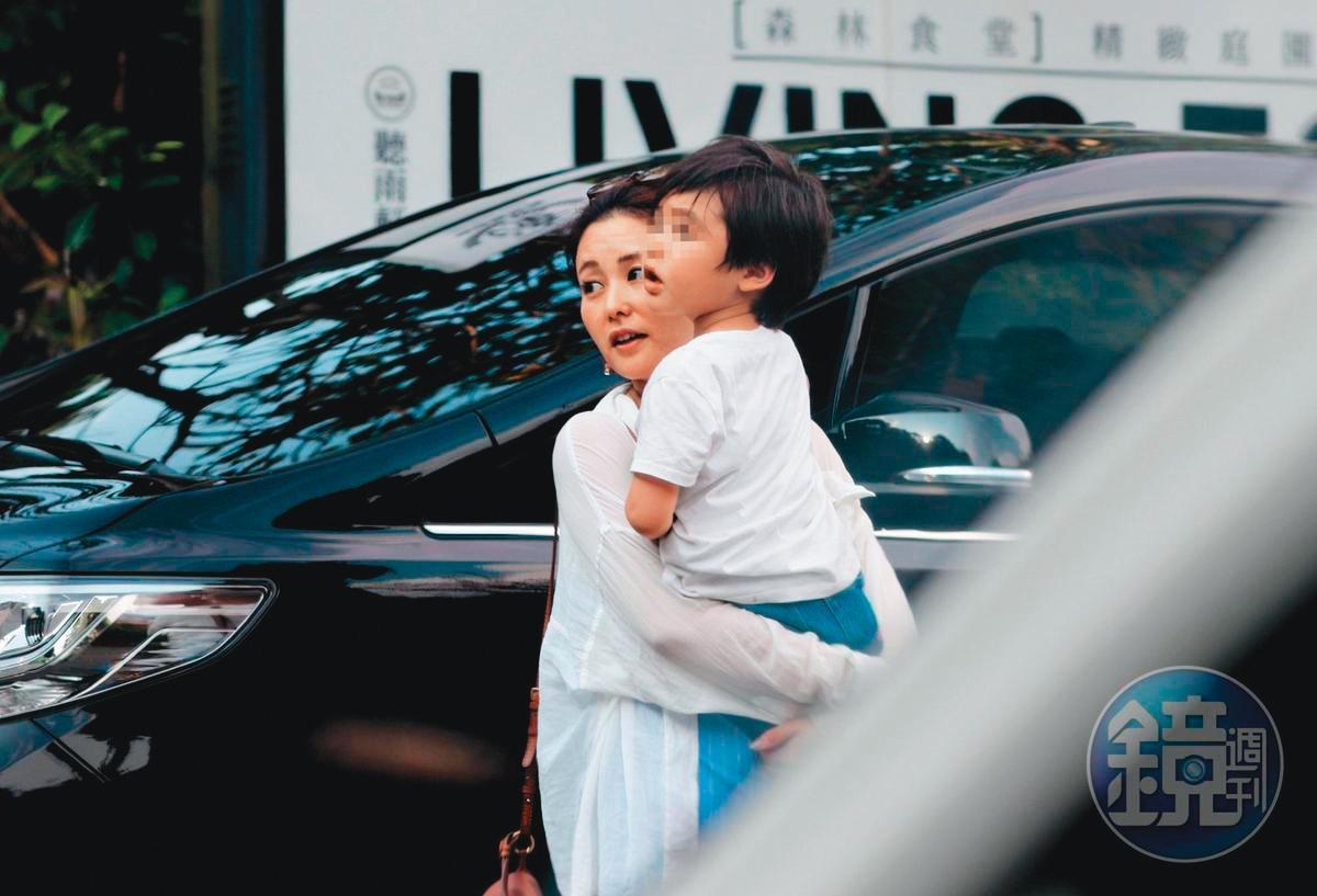 麻衣結婚不久就獨自養子,王泉仁對她不聞不問。(本刊資料照)