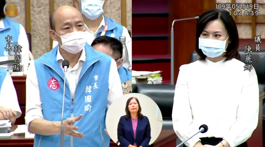 韓國瑜（左）面對議員陳麗娜（右）質詢，強調昨天的道歉是真心的。（翻攝自高雄市議會YouTube頻道）